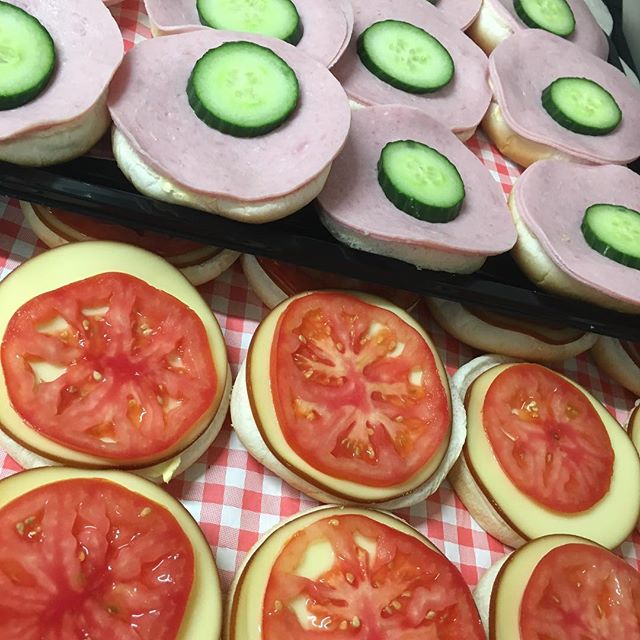 sandwich cheese tomato ham cucumber
